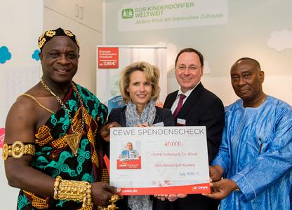 Andreas Kluge (2. v. r.), CEWE Geschäftsführer am Standort Oldenburg, übergab die 40.000-Euro-Spende für das SOS-Kinderdorf-Projekt in Kumasi/Ghana an Sabine Fuchs, Geschäftsführerin der SOS-Kinderdörfer Global Partner GmbH. Als ghanaische Repräsentanten waren mit Nana Yaw Kyeremek (li.) ein königlicher Vertreter sowie mit Minister Anum (re.) ein Vertreter der ghanaischen Botschaft vor Ort.