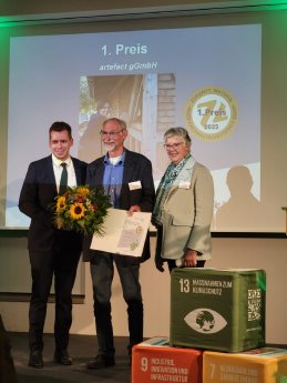 Verleihung des Nachhaltigkeitspreises Schleswig-Holstein  an artefact (Staatssekretär .Joschka K.jpg