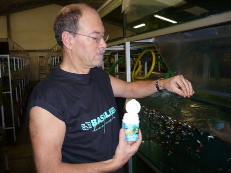 Gerald Bassleer füttert Biofish Food 2.JPG