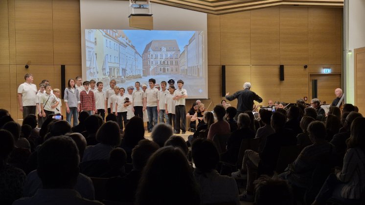 Volle Reihen bei der Brundibár Aufführung in Kloster Irsee_Schwabenakademie_Irsee_Nadja Hendriks.jpg