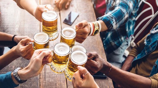 emmi-DENT_Blog_Biergarten_im_Fruehling_Alkohol__Snacks_und_ihre_Wirkung_auf_deine_Zaehne02_01387.jpg