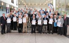 Nach der Übereichung des goldenen Meisterbriefes versammelten sich die goldenen Meister 2015 zu bei einem Gruppenbild, zusammen mit Vizepräsisent Alois Jöst (erste Reihe rechts) Vizepräsident Martin Sättele (erste Reihe links) und Ehrenvizepräsident Gerhard Höfler (zweite Reihe: 2. von rechts) (Bild: Thomas Rittelmann)