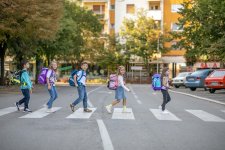 Der Schulranzen muss zum Kind passen, nicht andersherum. Besonders rückenfreundliche Modelle tragen das AGR-Gütesiegel.