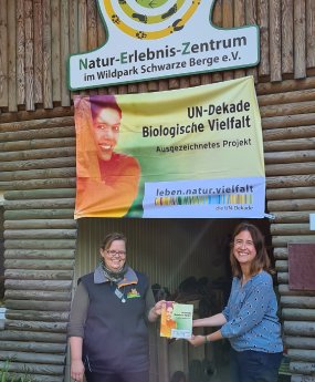 Auszeichnung_UN-Dekade_Biologische_Vielfalt,_Frau_Jülich_und_Frau_Sewig.jpg