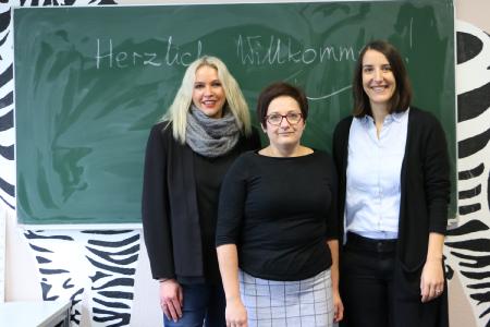 Geschafft: Agnieszka Bialas (Mitte) mit ihrer früheren Ansprechpartnerin Carola Trott (li.) und ihrer Arbeitgeberin Nina Mariano. Sie freut sich, dass sie als Dozentin eine Anstellung beim Bildungswerk der Hessischen Wirtschaft gefunden hat / Foto: Gaby Richter