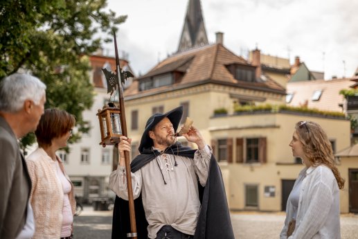 Konstanz-Muensterplatz-Altstadt-Stadtfuehrung-Nachtwaechter-Gruppe-05_Copyright_MTK-Leo-Lei.jpg
