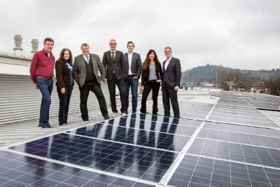 Bei der Einweihung der Photovoltaikanlage: Harald Lehrian, Mitarbeiter Kreis Bergstraße; Dr. Angela Lüdtke, Schulleiterin Geschwister-Scholl-Schule; Rolf Richter, Bürgermeister der Stadt Bensheim; Carsten Hoffmann, Vorstand GGEW AG; Florian Grob, Leiter Erneuerbare Energien GGEW AG; Susanne Schäfer, Bereichsleiterin Marketing & Kommunikation GGEW AG; Christian Engelhardt, Landrat Kreis Bergstraße (v. l.), Foto: GGEW AG/Marc Fippel Fotografie