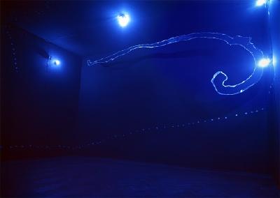 Werke von Lucio Fontana, der auf der mittleren Aufnahme in seiner Installation Ambiente spaziale a luce nera aus den Jahren 1948-1949 zu sehen ist