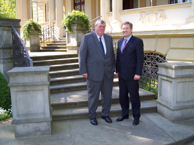 links DEHOGA-Präsident Kröger rechts Ministerpräsident Wulff.jpg