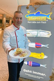 20-07 Friesenkrone im Bundestag Küchenleiter Mario Haubert.jpg