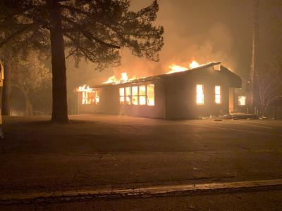 Sowohl das Hauptgebäude der Foothills Adventist Grundschule (hier im Bild), das Wohlfahrtszentrum der Haven Kirchengemeinde der Adventisten und viele angrenzende Wohnhäuser und Geschäfte sind durch die Flammen vernichtet worden