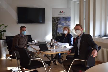 Erster Kreisbeigeordneter Dr. Jens Mischak (CDU, von rechts), Claudia Blum (SPD), Bürgermeisterin der Stadt Homberg und Stefan Günther, Leiter im Sachgebiet Kreisstraßen beim Vogelsbergkreis, beim Abstimmungsgespräch in der Kreisverwaltung. (Foto: Vogelsbergkreis/C. Lips)