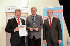 Aus der Hand der Vizepräsidenten Alois Jöst (rechts) und Martin Sättele (links) erhielt Wolfgang Altenberger (Mitte) die Ausbildungs-Stele 2015 der Handwerkskammer Mannheim Rhein-Neckar-Odenwald für hervorragende Ausbildungsleistungen (Foto: Thomas Rittelmann)