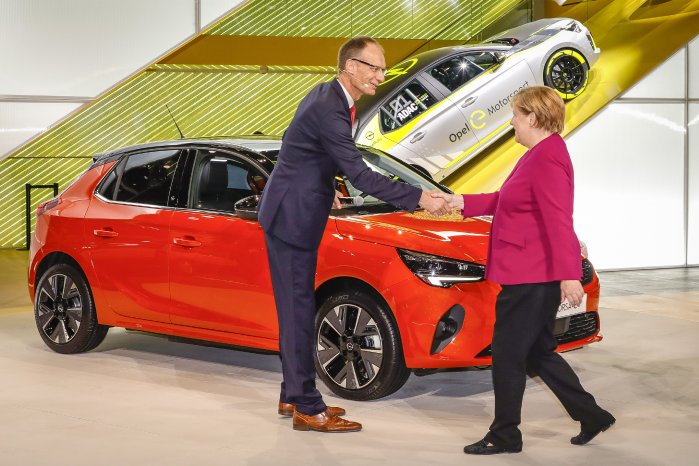 2019-Opel-IAA-Frankfurt-Angela-Merkel-Michael-Lohscheller-Corsa-e-508773.jpg