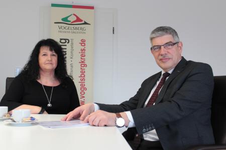 Beate Faulstich-Reichhardt empfing die 500-Euro-Spende der OVAG im Namen des Vorstands des Vereins Autismus Mittelhessen. Landrat Manfred Görig lobte die Initiative der Ehrenamtlichen und begrüßte das Vorhaben, das Beratungsangebot im Vogelsbergkreis auszuweiten. (Foto: Christian Lips/Vogelsbergkreis)