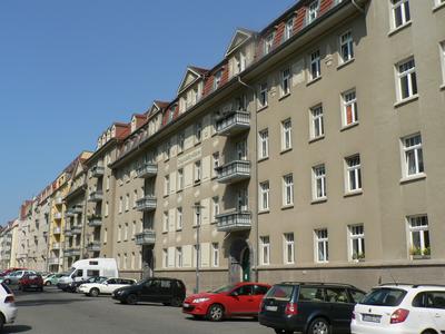 Die lang gestreckte Fassade in der Holbeinstraße mit ihren Dachgauben, Balkonen, Portalen und vielfältigen Schmuckelemente hat ihre Schönheit bis zu heutigen Tag bewahrt, Foto: Caparol Farben Lacke Bautenschutz