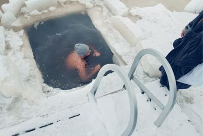 Besonders wichtig nach dem Saunagang: die Abkühlung. Ein Sprung in den eiskalten See – wie hier in Finnland – ist sicherlich nur selten möglich. Eine kalte Dusche zu Hause ist eine gute Alternative.