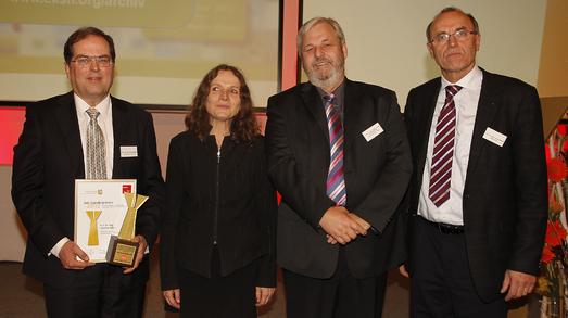 v.l.n.r.: Preisträger Prof. Dr. Stephan Klein, FH Lübeck, Wissenschaftsministerin Prof. Dr. ‚Wara‘ Wende, Vizepräsident der FH Lübeck Prof. Dr. Joachim Litz und Geschäftsführer der EKSH Prof. Dr. Hans-Jürgen Block (Foto: EKSH)