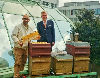 Das Best Western Plus Hotel Kassel City setzt sich gemeinsam mit der Imkerei & Honigmanufaktur "Kasseler Stadthonig" aktiv für den Erhalt der Bienen ein. Im Bild: Imker Victor Hernández (links) mit Hoteldirektor Jürgen Peter Voigts