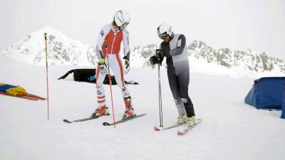 Marc Girardelli und Manuel Feller treffen sich am Kaunertaler Gletscher um gegeneinander anzutreten / Manuel Feller, Marc Girardelli / Foto: Klaus Achter, Copyright: Berlin Producers Media GmbH / Pre TV