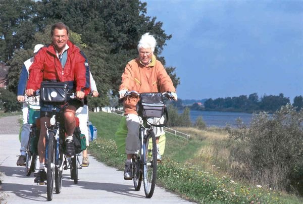 Radfahrer an der Elbe.jpg