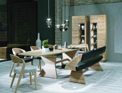 Liebe zum Detail: der Massivholztisch mit cleverem Tischauszug und die Eckbank mit elegant gekrümmter Lehne. (Foto: life pr/Voglauer)