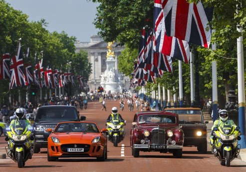 current_and_heritage_jaguar_and_land_rover_vehicles_on_the_mall_LowRes.jpg