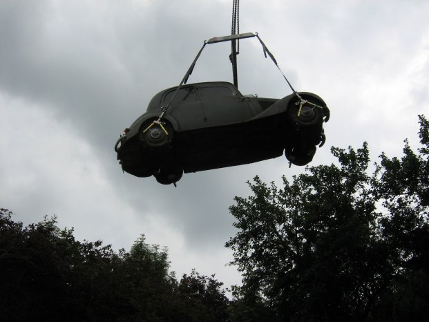 FLM Neuhausen_Kaufhaus Pfeiffer_Abtransport des Oldimers, Mercedes 1951.JPG