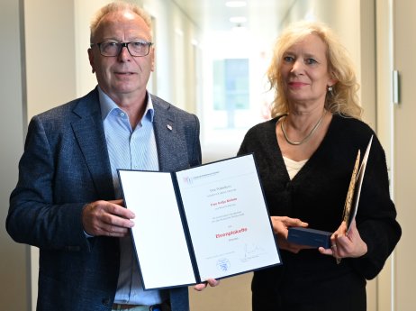 Präsident überreicht Ehrenplakette an Katja Möhrle_Foto LÄKH.JPG