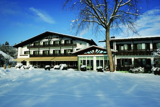 Alpenhof Murnau_Gartenansicht_Winter_Tag.jpg