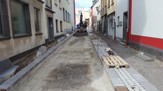 Der Beginn des Oberflächenausbaus in der Straße Im Preul lässt erahnen, dass die neue Gestaltung optisch attraktiv wird und vor allen Dingen eine zeitgemäße Nutzbarkeit sicherstellt
