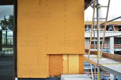 KfW-40-Standard: Die Außenwände des BV Freistil – hier die Holzrahmenkonstruktion im Penthouse-Geschoss mit Kork-Laibungsprofil am Fenster, 100 mm dicken INTHERMO HFD-Exterior Compact Holzfaserdämmplatten auf den Stielen und Holzfaserdämmung im Gefach – zeichnen sich durch einen sensationell niedrigen U-Wert von nur 0,15 W/(m²K) aus. Foto: Achim Zielke für INTHERMO, Ober-Ramstadt; www.inthermo.de