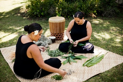 © Hawai’i Tourism Authority (HTA)_Heather Goodman_@hbgoodie - Frauen kreieren einen traditi.jpg
