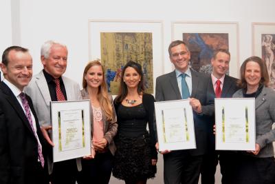 Das Bild zeigt von Links: Thomas Langenbacher (WG Sasbach), Gerhard Staiblin (WG Sasbach), Annika Strebel (63. Deutsche Weinkönigin), Marislena Ziegler (Weingut Ziegler, St. Martin), Michael Ziegler (Weingut Ziegler), Thorsten Ochocki (Wein- und Sektgut Wilhemshof) und Barbara Roth (Wein- und Sektgut Wilhelmshof) / Bild: DWI