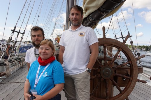 Chief Engineer Jordi Silvestre, Schiffsbetreuerin Iris Henkel und Kapitän Rodrigo Baj (c) F.JPG