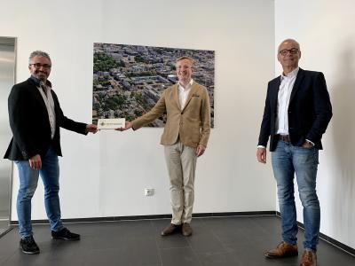 Rechts im Bild Clemens Maurer, links Prof. Dr. Nawid Khaladj mit Silvio Rahr, Geschäftsführer von „Wir für Gesundheit“