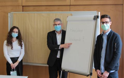 Gratulation von Landrat Manfred Görig. Laura Wiegand und Florian Steuernagel beim Gratulationsempfang in kleiner Runde