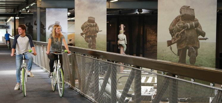 Fahrradbrücke durch das Museum Overloon ©VisitBrabant.jpg