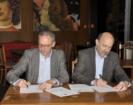 1-Axel Vornam und Dr Wolfgang Hansch unterzeichnen Kooperationsvertrag (3).JPG