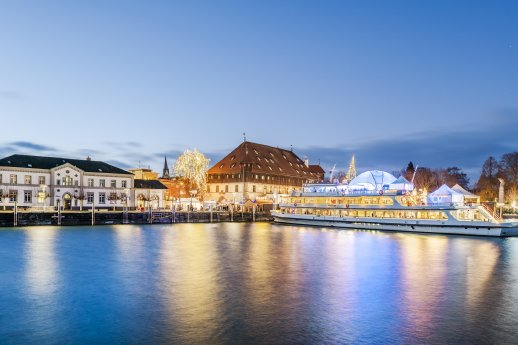 Konstanz-Weihnachtsmarkt-Silhouette-Panorama-Abendstimmung-Konzil-Weihnachtsschiff-Hafenstr.jpg