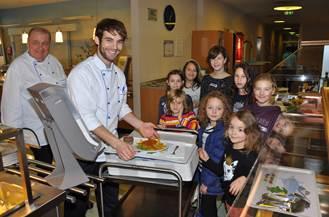 Kinderbetreuung am Buß- und Bettag bei der uniVersa. Nach einem gemeinsamen Mittagessen in der Betriebskantine stand ein buntes Spiel- und Bastelangebot sowie T-Shirts färben auf dem Programm / Foto: uniVersa