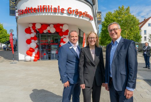 Eröffnung bei strahlendem Sonnenschein  vlnr Arne Siewert Team Gröpelingen  Frauke Hegemann und.jpg