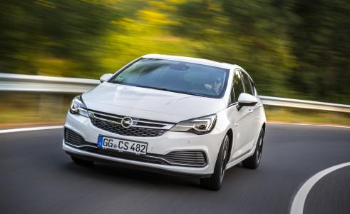 Athletisch, kompakt, effizient und überaus agil: Das ab sofort bestellbare OPC Line Sport-Paket schärft die Konturen des Opel Astra