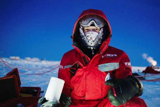 Expedition Arktis - Schweizer Forscher am Nordpol_Schneeforscherin Amy Macfarlane_Copyright SRF.jpg