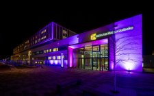 Zum Weltpankreaskrebstag wird das Klinikum Karlsruhe in der Farbe Lila angestrahlt