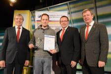 Aus der Hand von Präsident Alois Jöst (links), und den beiden Vizepräsidenten Martin Sättele (rechts) und Klaus Hofmann (2. v. rechts) erhielt Thomas Laug (2. v. links) die Ausbildungs-Stele 2016 von der Handwerkskammer Mannheim Rhein-Neckar-Odenwald für hervorragende Ausbildungsleistungen / Foto: Thomas Rittelmann, Mannheim