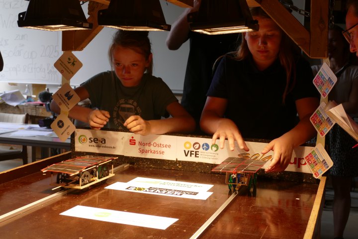 Anfeuern erlaubt: am 28. Juni  starten Schüler-Teams in Glücksburg mit ihren Solar-Flitzern im Kampf um Pokale und die besten Ideen