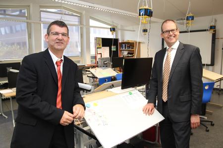 Schulleiter Peter Walkowiak (links) und Regionsdezernent Ulf-Birger Franz in einem Klassenraum der Franz-Mersi-Schule, der speziell auf die Bedürfnisse von sehbehinderten Kindern eingerichtet ist