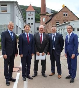 V.l.: Michael Wendt, Geschäftsführer Technische Ressorts, Pirelli Deutschland, MdB Dr. Jens Zimmermann (SPD), Staatssekretär Uwe Beckmeyer (SPD), Christian Grünewald, Betriebsratsvorsitzender Pirelli Deutschland, Michael Schwöbel, Geschäftsführer Zentrale Bereiche Pirelli Deutschland