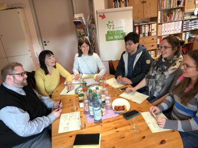 Vorbereitung auf die 72-Stunden-Aktion: Kaplan und BDKJ-Präses Alexander Rothermel, Gemeindereferentin Sonja Hiebing, Dekanatsjugendreferentin Kathrin Landwehr sowie Diyar Ilhan, Magdalena Damrath und Jennifer Damrath bei einem ihrer Vorbereitungstreffen. Foto: BDKJ
